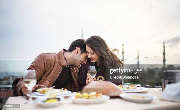 casal em uma data romântica - couple dinner imagens e fotografias de stock