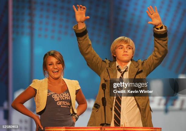 Actors Jamie Lynn Spears and Jesse McCartney present the award for "Favorite Cartoon" onstage at the 18th Annual Nickelodeon Kids Choice Awards at...