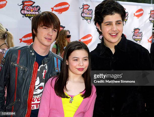 Actors Drake Bell, Miranda Cosgrove and Josh Peck arrive at the 18th Annual Kids Choice Awards at UCLA's Pauley Pavillion on April 2, 2005 in...
