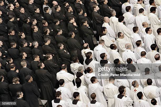 thousands attend mass in honour of the pope - catholic priest stock pictures, royalty-free photos & images