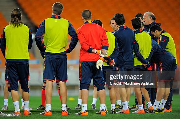 Vincente Del Bosque manager / head coach of Spain talks to his players