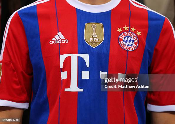 realeza Trivial Cantidad de dinero The 2014-2015 Adidas kit of Bayern Munich with a gold badge... Fotografía  de noticias - Getty Images