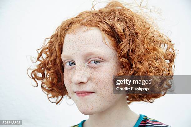 portrait of girl smiling - rotes haar stock-fotos und bilder