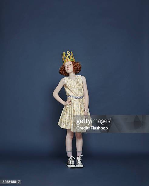 girl wearing a gold crown - prinses stockfoto's en -beelden