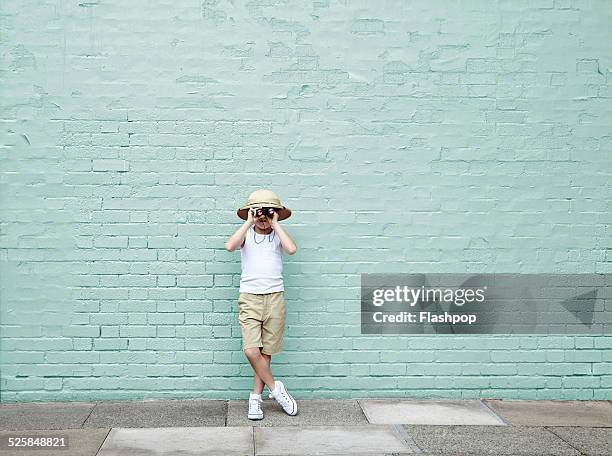 boy dressed as an adventurer with binoculars - short vert photos et images de collection