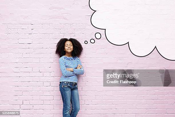 girl with eyes closed and thought bubble - niños pensando fotografías e imágenes de stock