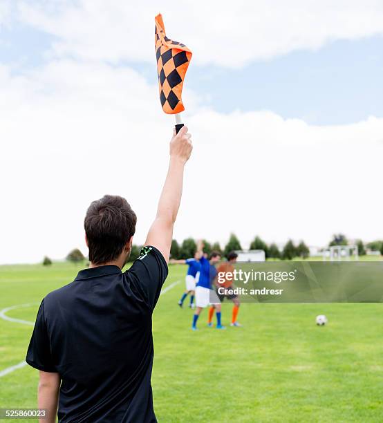 football referee pointing a fault - buitenspel sport stockfoto's en -beelden