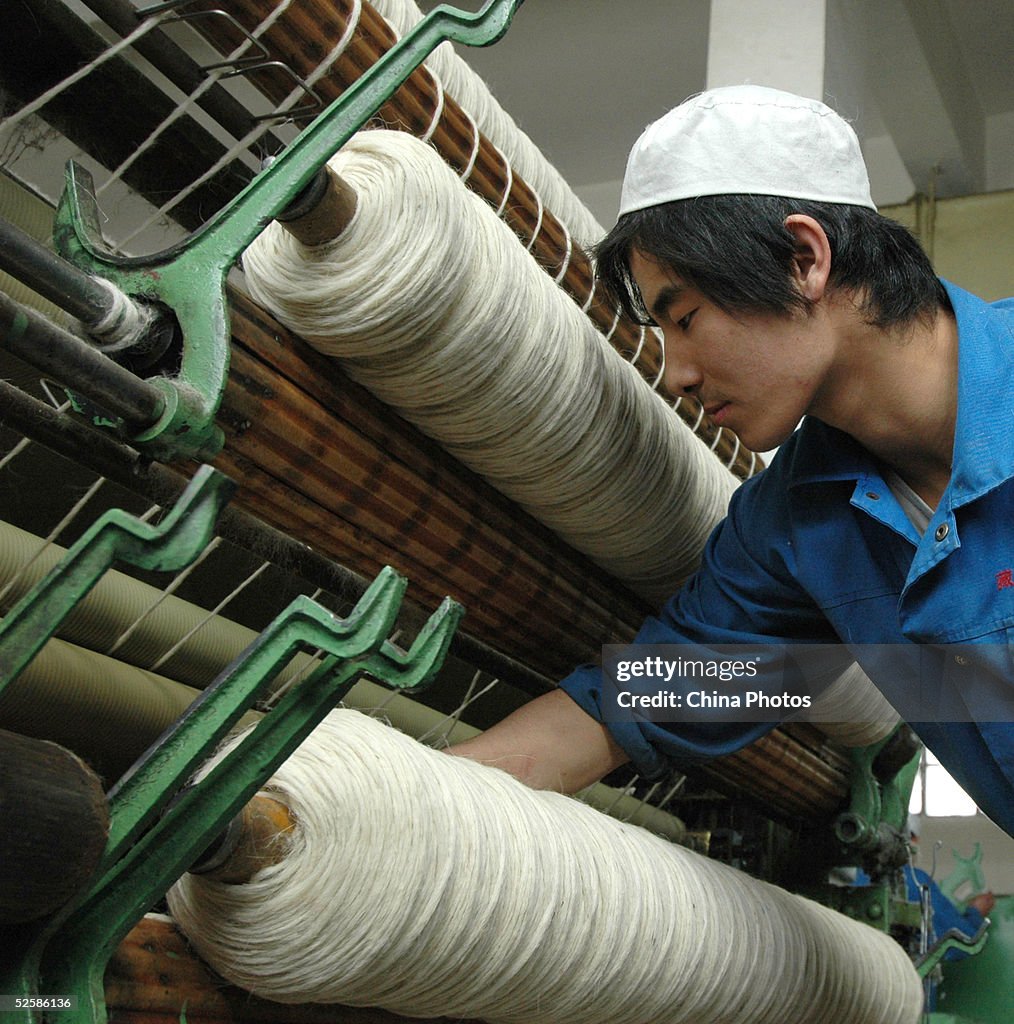 Weavers Produce Carpets At Xining Factory