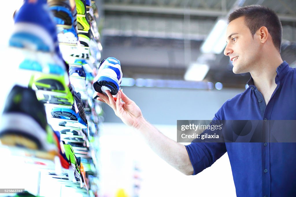 Mann Einkaufen sport Schuhe.