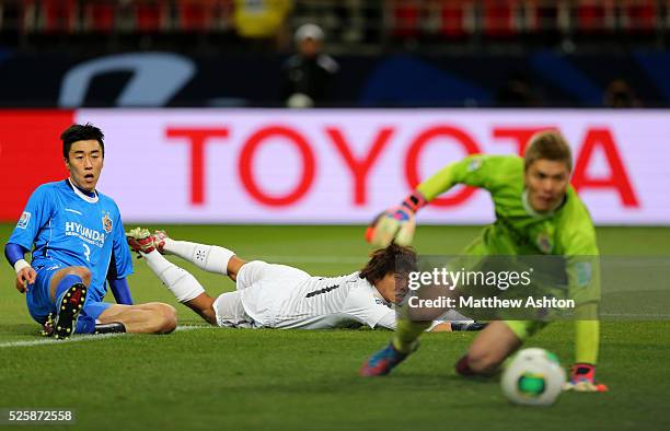 Lee JaeSung and goalkeeper Kim Youngkwang of Ulsan Hyundai watch as Hisato Sato of Sanfrecce Hiroshima scores a goal to make it 1-2