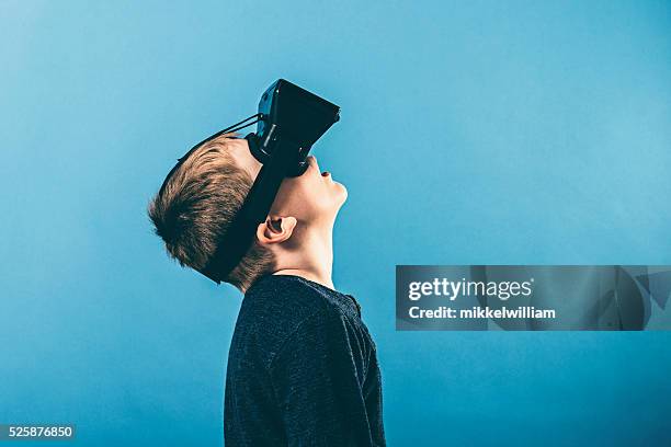 boy uses vr glasses and looks up - virtual reality headset stockfoto's en -beelden