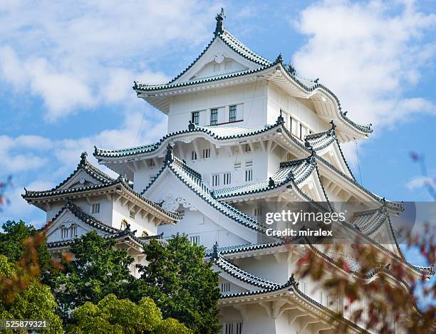 castillo de himeji de samurai con caída rojo leafs en japón - keep fotografías e imágenes de stock