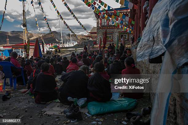 buddhist teaching in bamei, ganzi, sichuan, china - tibetansk buddhism bildbanksfoton och bilder