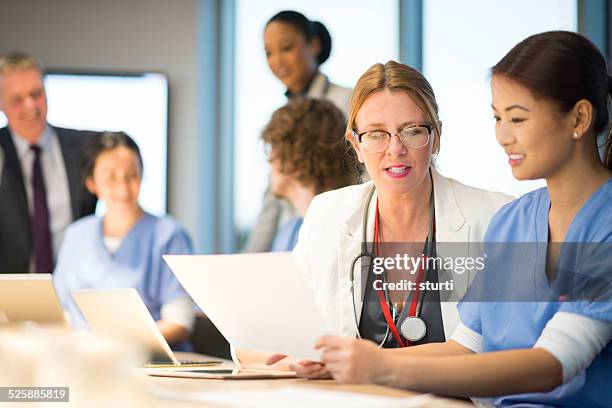 medical professionals team briefing - medical office administration stock pictures, royalty-free photos & images