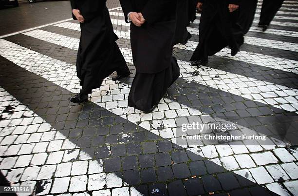pilgrims pay their respects to the pope - pilgrims walk stock pictures, royalty-free photos & images
