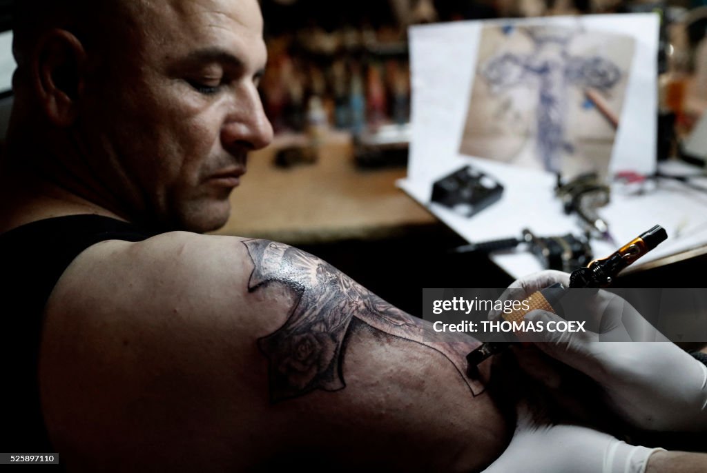 Christian Palestinian tattoo artist Walid Ayash draws a tattoo... News