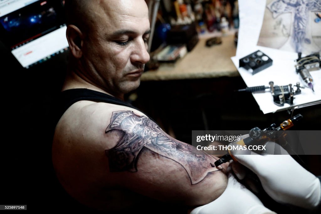 Christian Palestinian tattoo artist Walid Ayash draws a tattoo... News