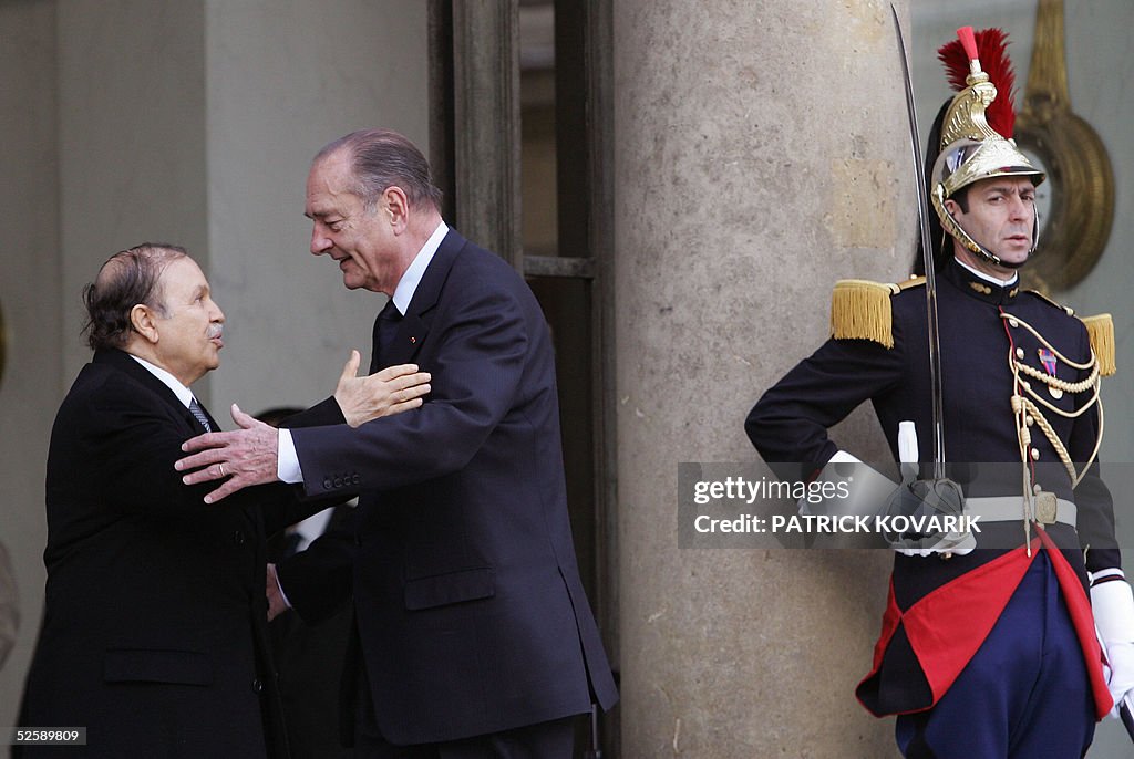 French President Jacques Chirac (L) acco