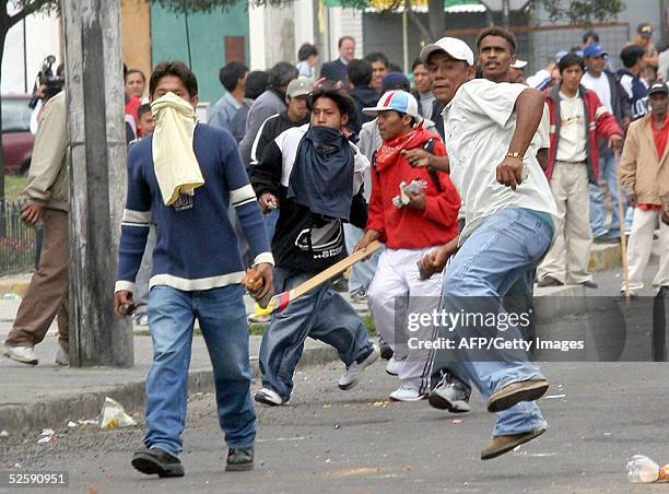 Manifestantes repelen a la policia durante una protesta contra el Presidente de la Corte Suprema de Justicia de Ecuador Guillermo Castro, a las...