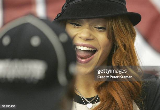 Faith Rapper 16 Faith Evans Meets Fans At J R Music World Photos & High Res Pictures ...