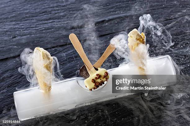 gourmet iced lolly with cold steam - molecular gastronomy stock-fotos und bilder