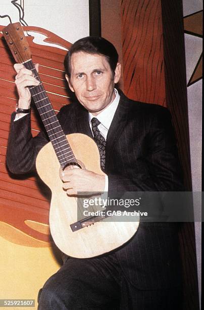 Chet Atkins, portrait, c 1965.