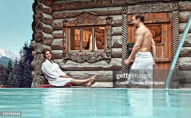 couple relaxing at hot spring - sauna winter stockfoto's en -beelden