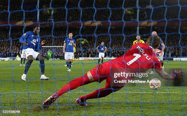 Romelu Lukaku of Everton scores the equalising goal from the penalty spot
