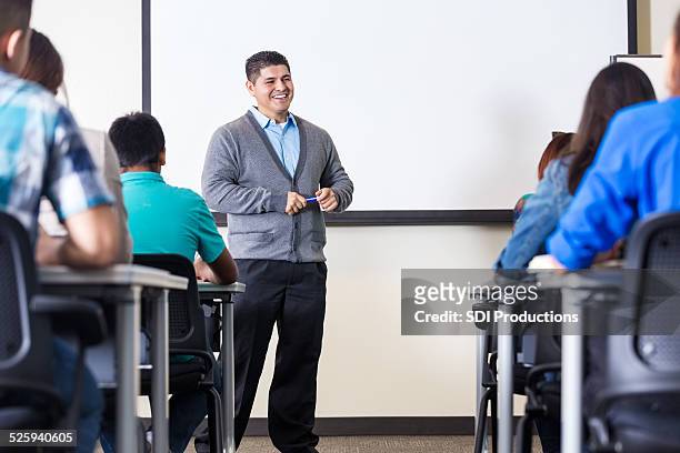hispanic männliche professor unterricht klasse vor whiteboard - male teacher in a classroom stock-fotos und bilder
