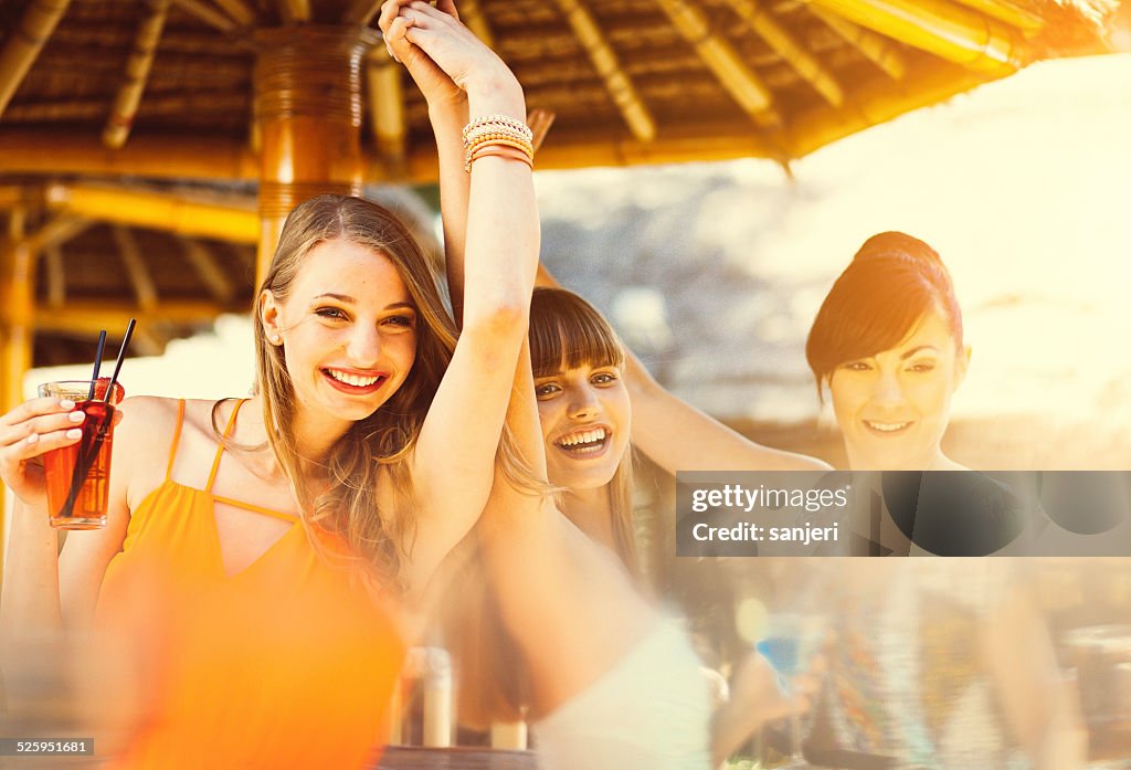 Groupe d'amis à la fête de plage