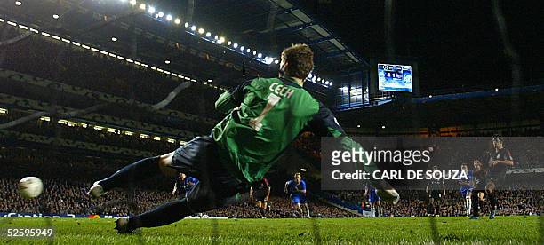 United Kingdom: Chelsea's goalkeeper Petr Cech misses a penalty kick from Bayern Munich's Michael Ballack during their first leg Champion's League...