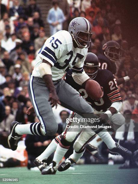 Runningback Calvin Hill#35 of the Dallas Cowboys runs the ball during a game on September 16, 1973 against the Chicago Bears at Soldier Field in...