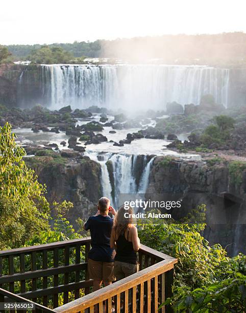 iguacu falls - iguacu falls stockfoto's en -beelden