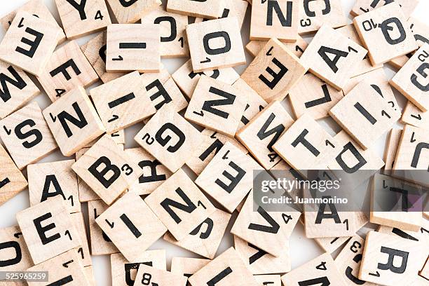 peças de letras do scrabble - jogo de palavras imagens e fotografias de stock