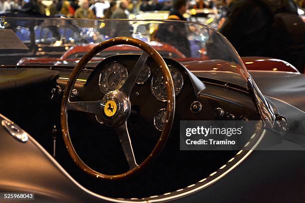 ferrari 166 mm barquette intérieur du classic car show - gear shift classic car photos et images de collection