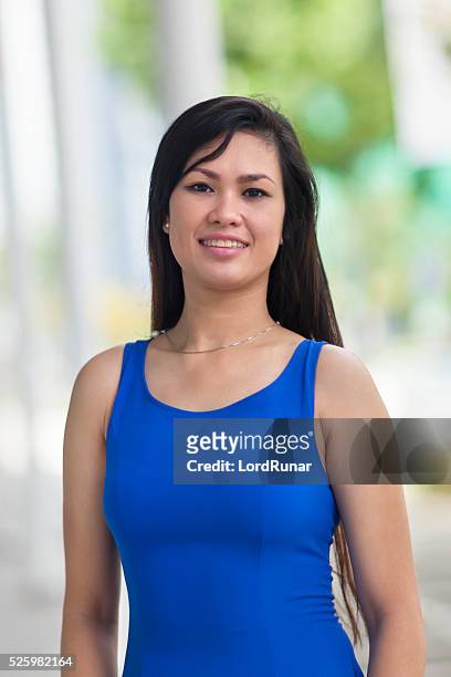 retrato de una mujer de ejercicio al aire libre - philippines women fotografías e imágenes de stock