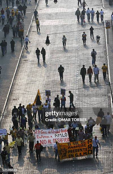 Allegados al Partido de la Revolucion Democratica se acerca a la plaza principal -zocalo- de Ciudad de Mexico donde miles de mexicanos se concentran...