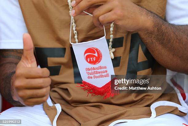 One of the substitutes of Tahiti shows a pennant of the Federation of Tahiti Football