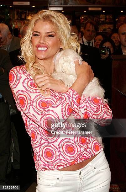 Model Anna Nicole Smith signs autographs at Grand Central Station to kick off the new National Enquirer magazine on April 7, 2005 in New York City.