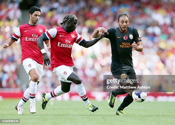 Bacary Sagna and Mikel Arteta of Arsenal in action with Nordin Amrabat of Galatasaray