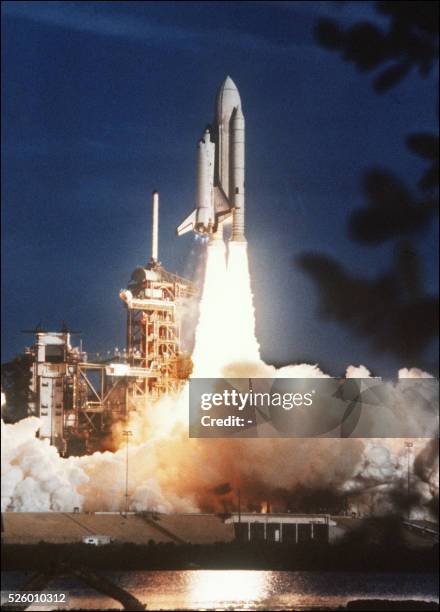 Vue prise le 12 avril 1981 du lancement de la navette spatiale américaine "Columbia" au centre spatial de Cap Canaveral. La navette "Columbia" qui...