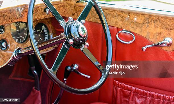années 1930 bentley classique intérieur de voiture - gear shift classic car photos et images de collection