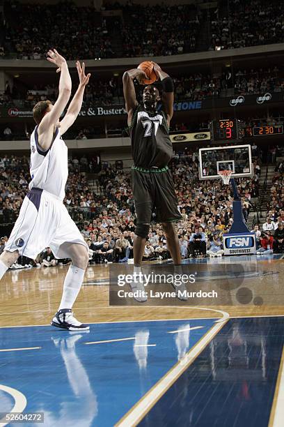 Kevin Garnett of the Minnesota Timberwolves shoots a jumper against Keith Van Horn of the Dallas Mavericks during the game at the American Airlines...