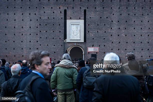 Out of the castle, many people who lined up in the hope of being able to enter and attend the funeral of Professor. Milan, February 23, 2016. ....