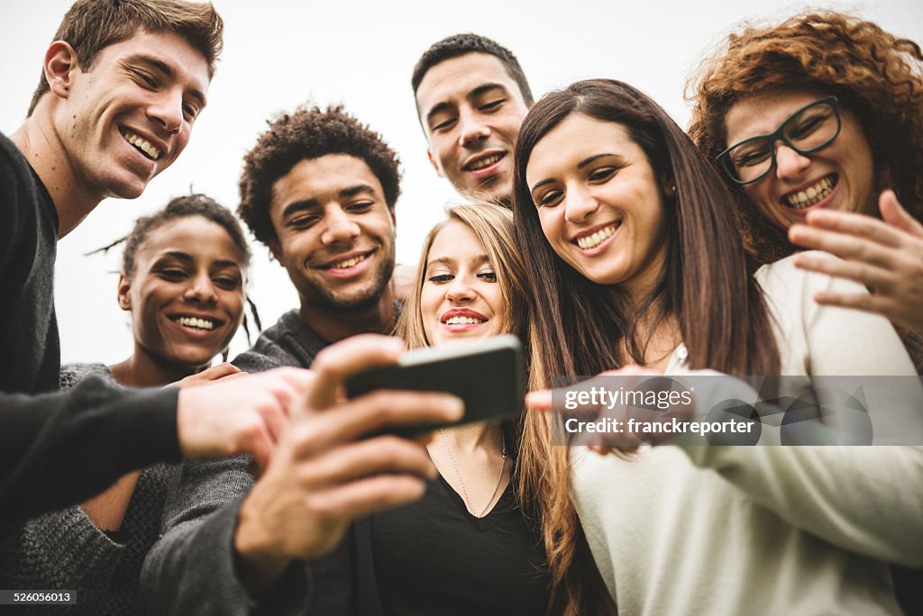 Amici, guardare i selfie effettuata al telefono