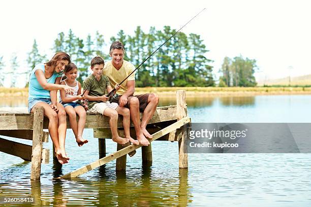 angeln ist immer eine art der entspannung - family camping stock-fotos und bilder