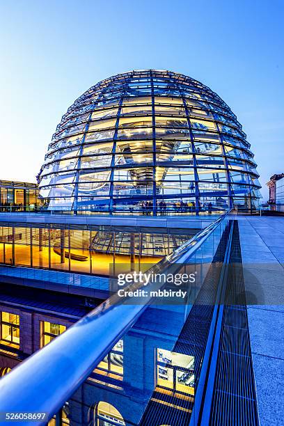 reichstag dome in berlin in der dämmerung - bundestag stock-fotos und bilder