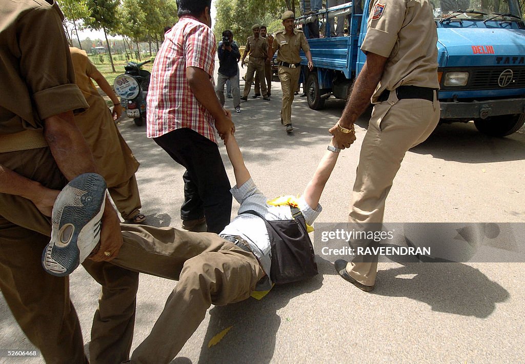 Delhi policemen arrest a Tibetan protest