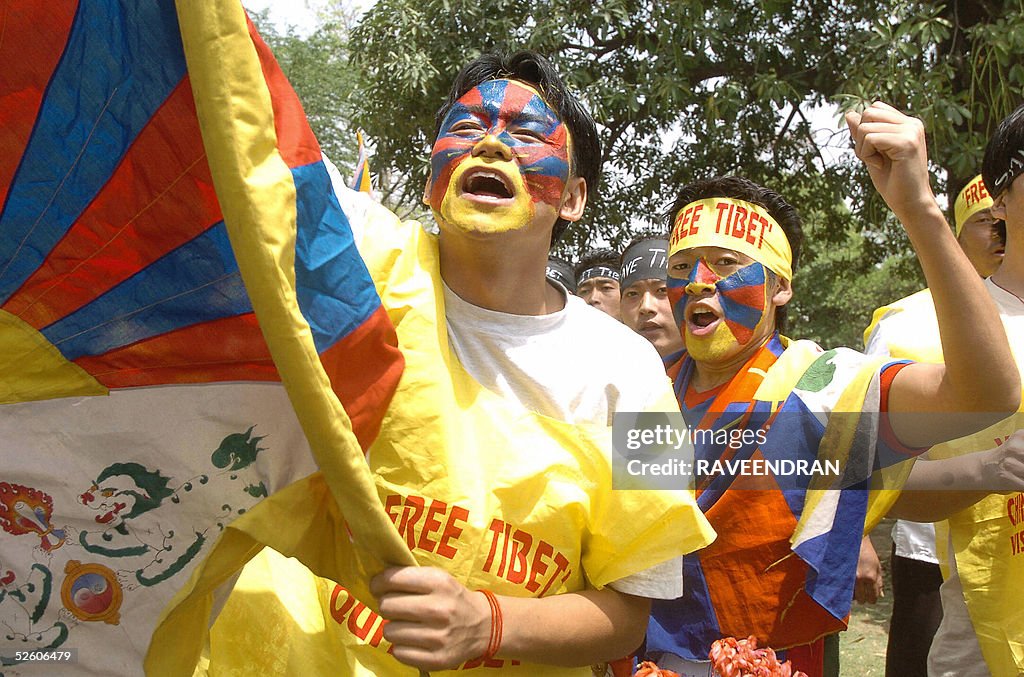 Tibetans protesters shout anti-Chinese i