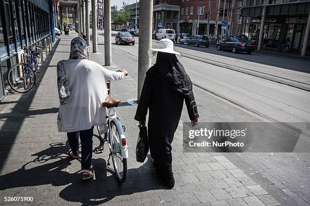 After the death of Aruban born Mitch Henriquez there have been fierce riots in the multicultural Schilderswijk borough. Many young men take to the...